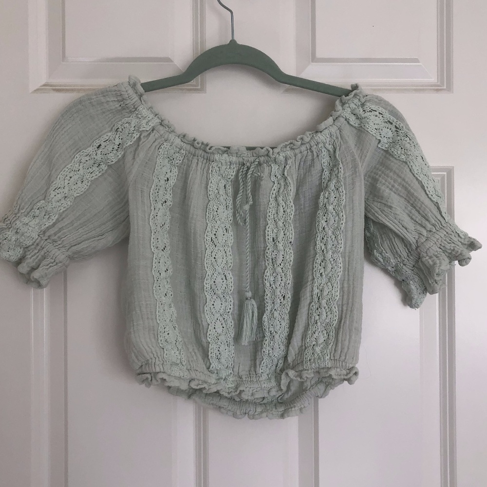 Crocheted Lace Green Crop Top w/ Puff Sleeves
